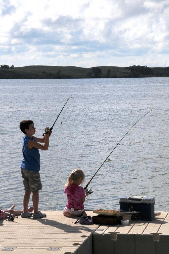 Image of boy & girl fishing on Beaver Lake State Park